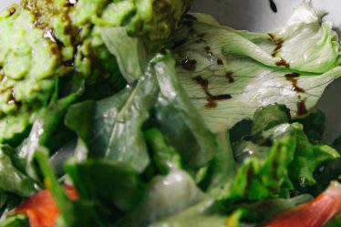Cum să faci o salată de varză (coleslaw) crocantă și răcoritoare